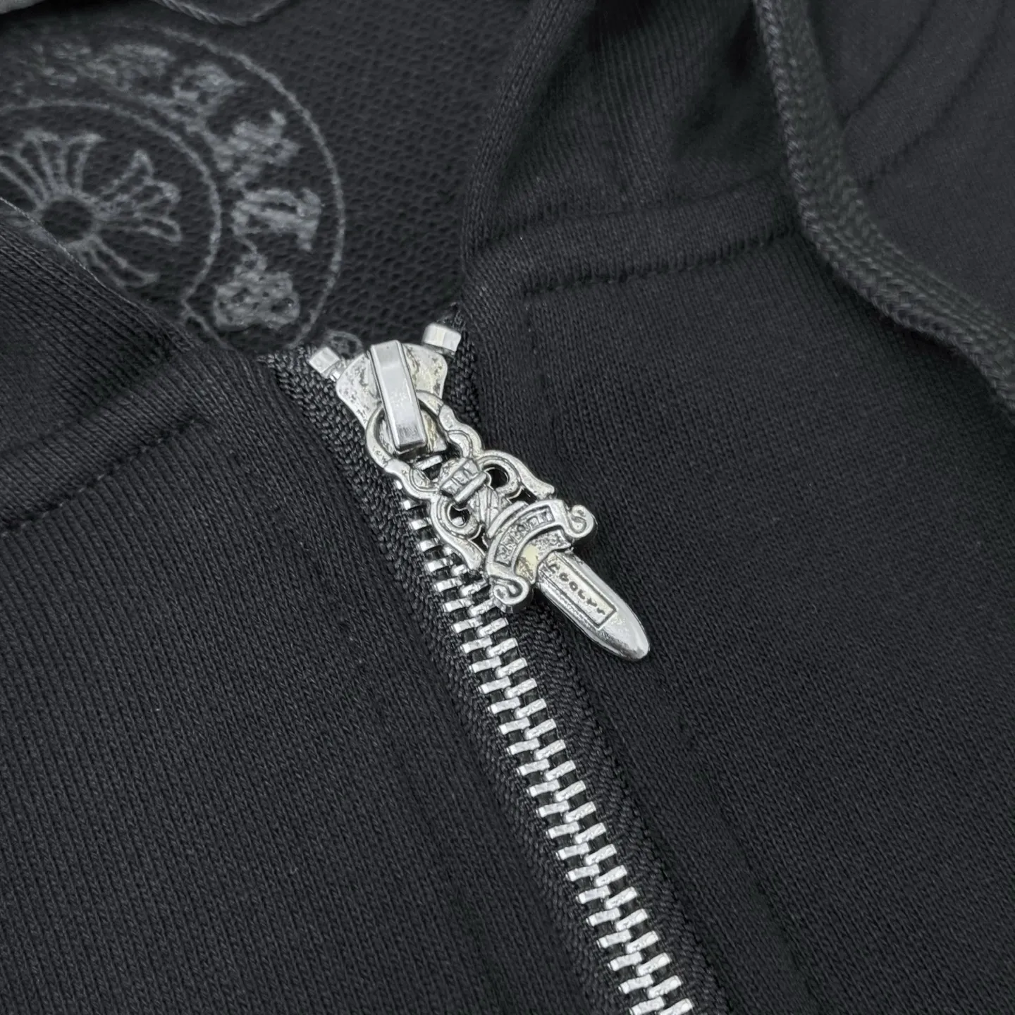 P290 ChromeHearts Miami Limited Horseshoe Hooded Jacket, the same style as ChromeHearts counters. Made of 430g double-ply double-yarn pure cotton terry fabric. Original custom hardware zipper. Details are restored in place. Very textured on the handle. Three-dimensional and atmospheric. Versatile and easy to wear in autumn. Simple and elegant. The upper body effect is very good using the os version. Suitable for all body types. Soft and comfortable. CH letter offset printing on the front ➕ Horseshoe Sanskrit offset printing on the back. Small punctuation on the hem. Machine washable. No fading, no deformation, complete accessories, original mold opening, perfect restoration of zp 2:1, same style for men and women, versatile and easy to match, size s m l xl color black